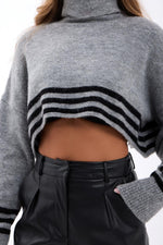 43241 STRICKWAREN GESTREIFTES TURTLER CROP-GRAU-SCHWARZ