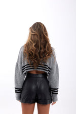 43241 STRICKWAREN GESTREIFTES TURTLER CROP-GRAU-SCHWARZ