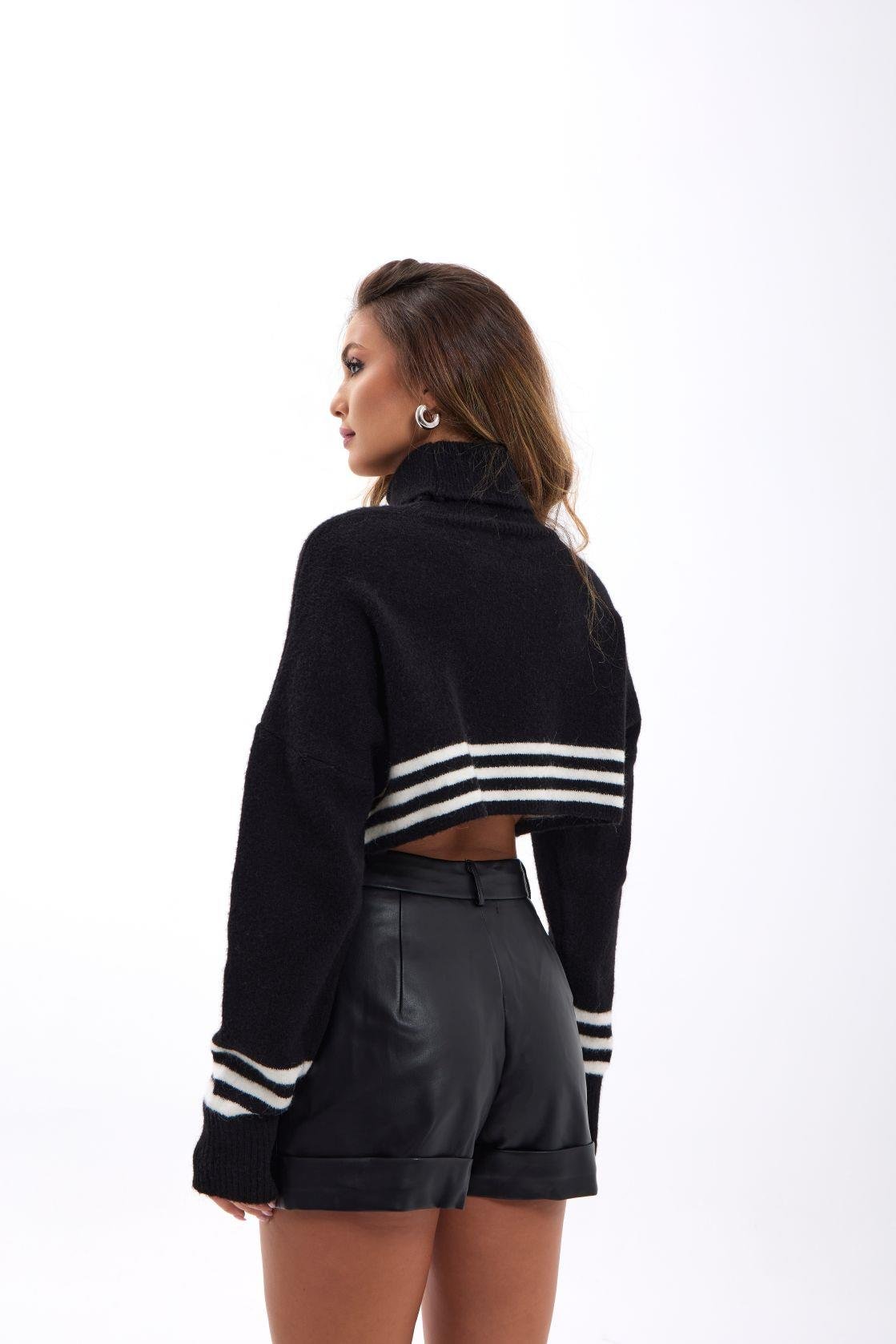 43241 STRICKWAREN GESTREIFTES TURTLER CROP-SCHWARZ-ECRU