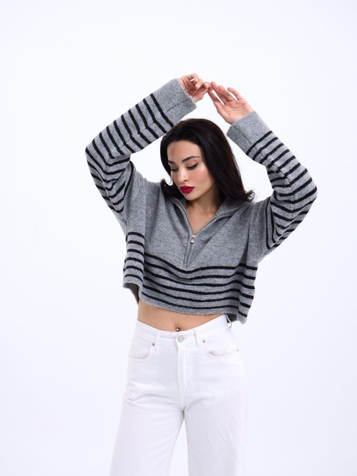 43311 STRICKWAREN GESTREIFTES CROP MIT REISSVERSCHLUSS-GRAU-SCHWARZ
