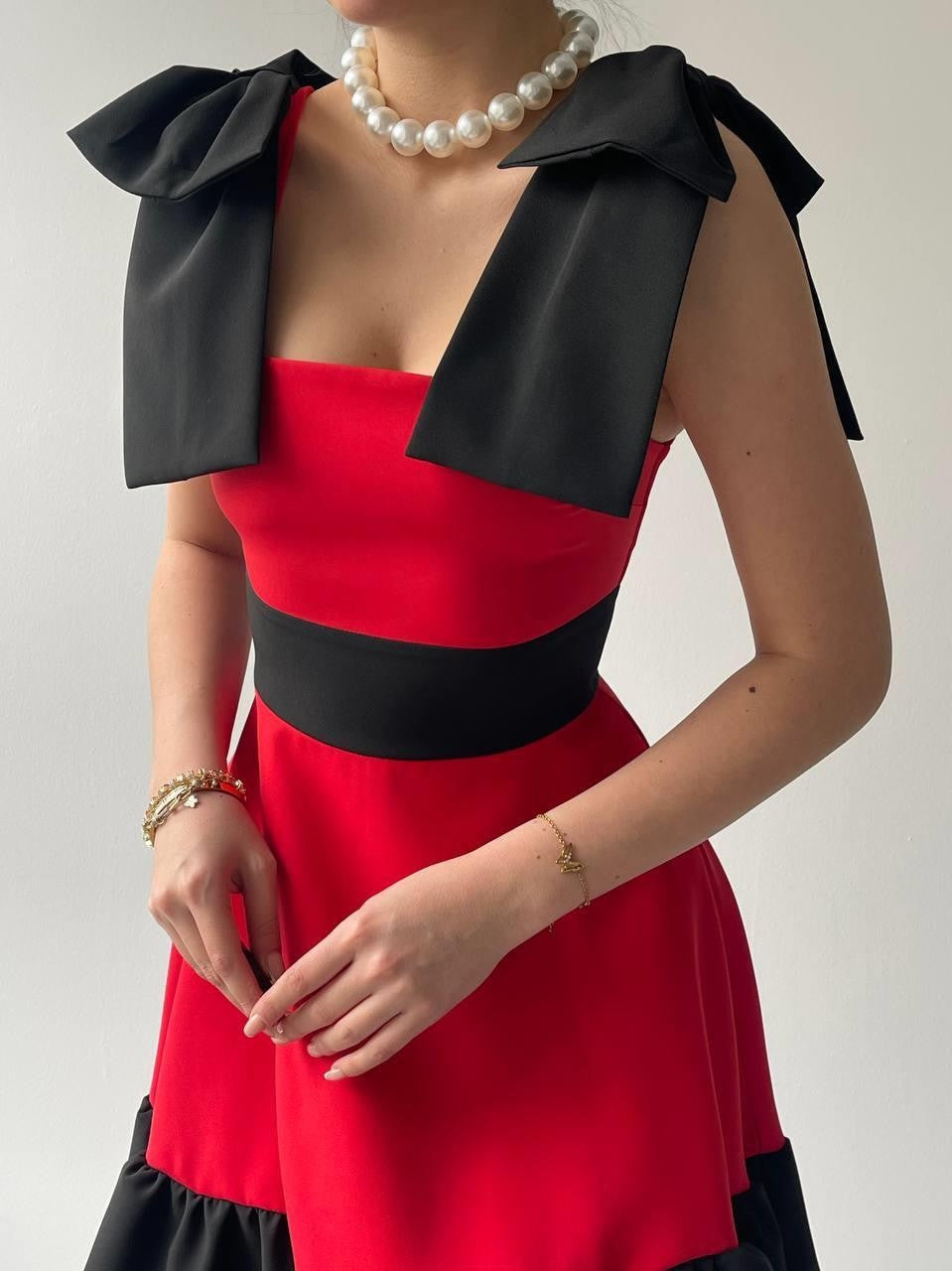 Miron-Kleid mit Schulterschleife