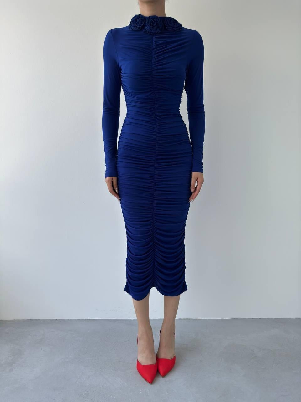 Carlis Kleid mit Rosenkragen 