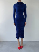 Carlis Kleid mit Rosenkragen 