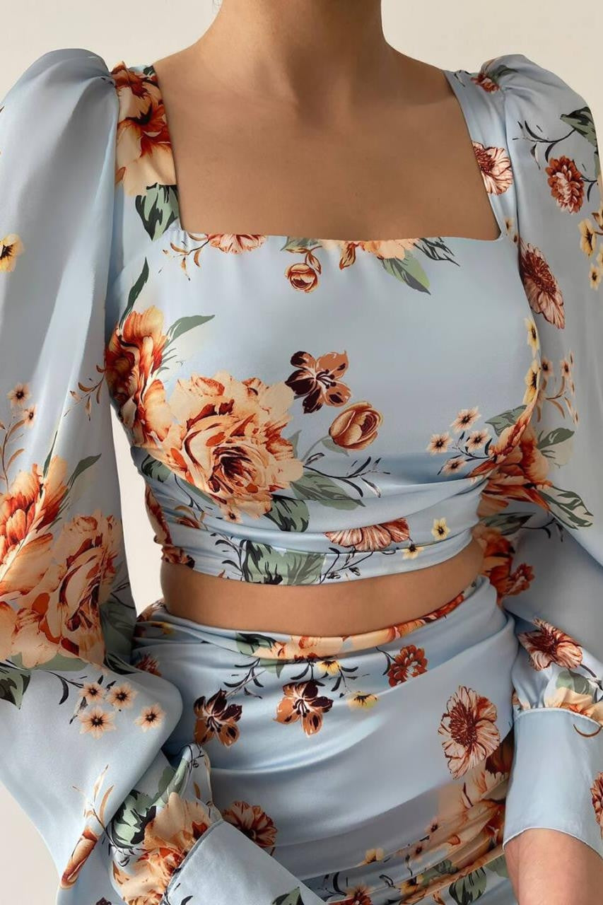 Satinanzug mit Blumenmuster 