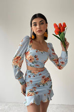 Satinanzug mit Blumenmuster 