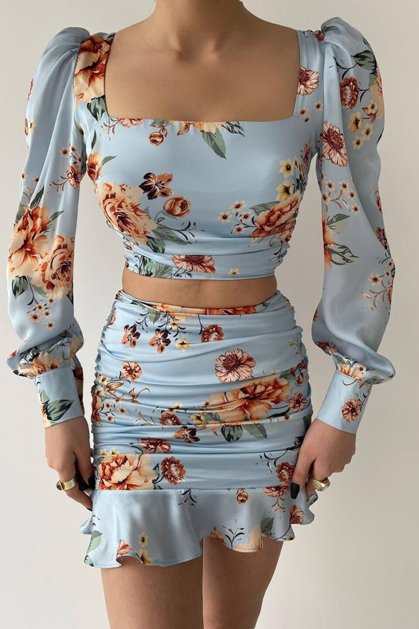 Satinanzug mit Blumenmuster 