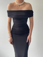Bleistiftkleid mit Milan-Madonna-Kragen 