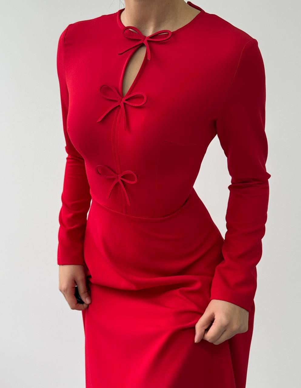 Kleid mit versetzter Schleife 