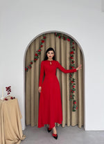 Kleid mit versetzter Schleife 