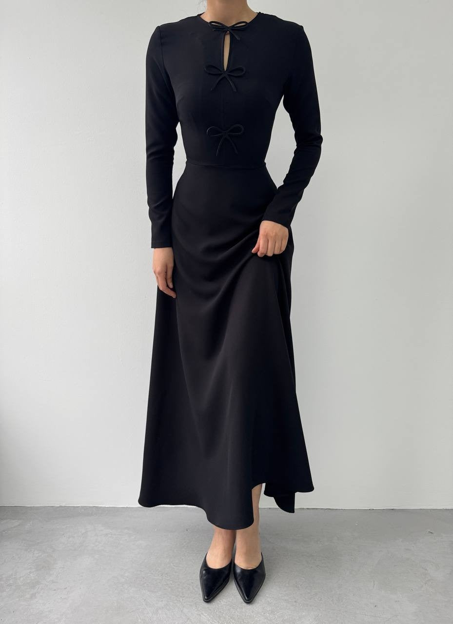 Kleid mit versetzter Schleife