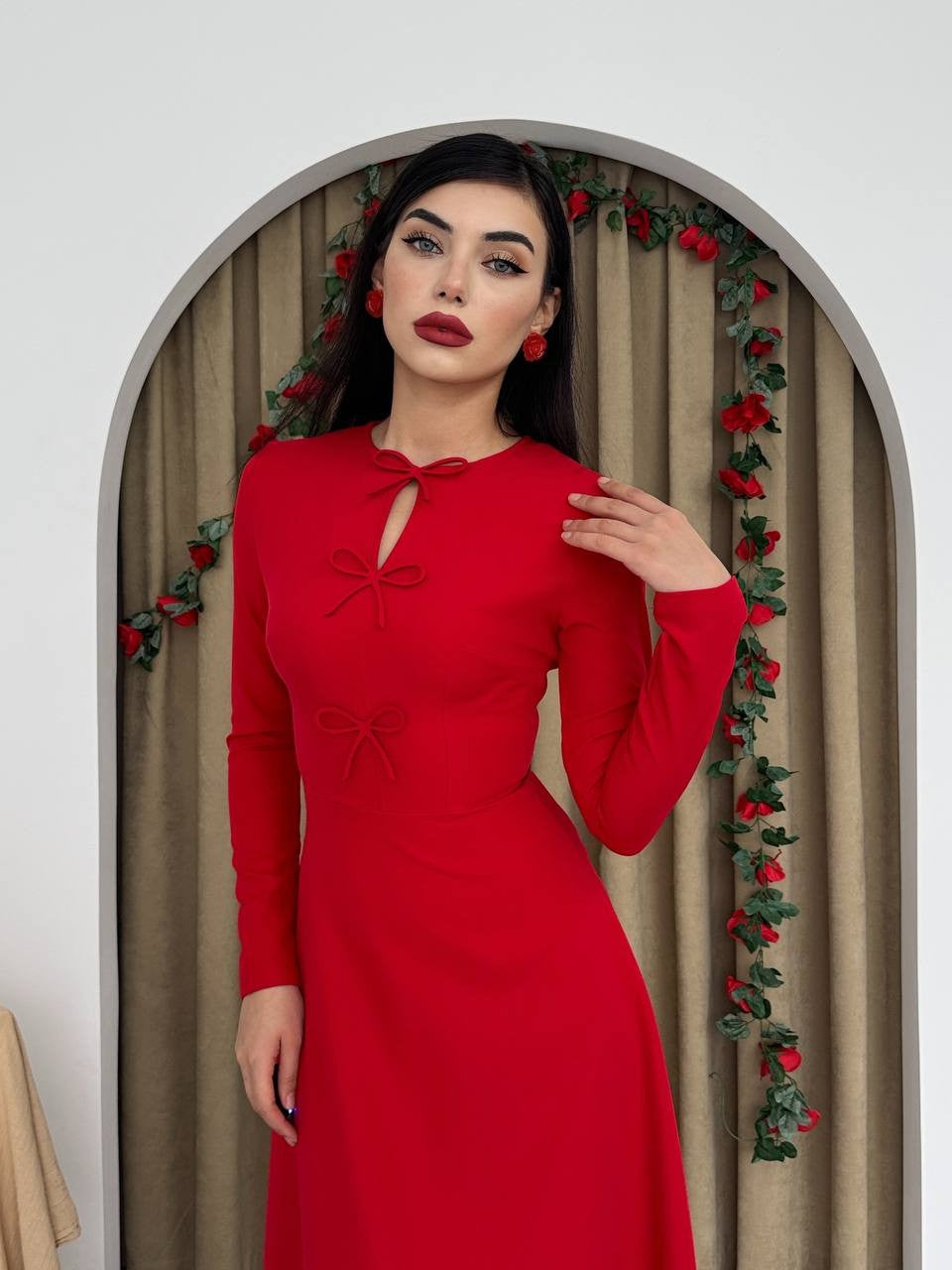 Kleid mit versetzter Schleife 