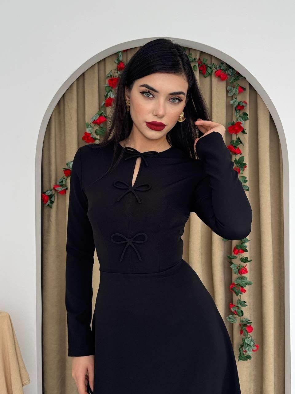 Kleid mit versetzter Schleife