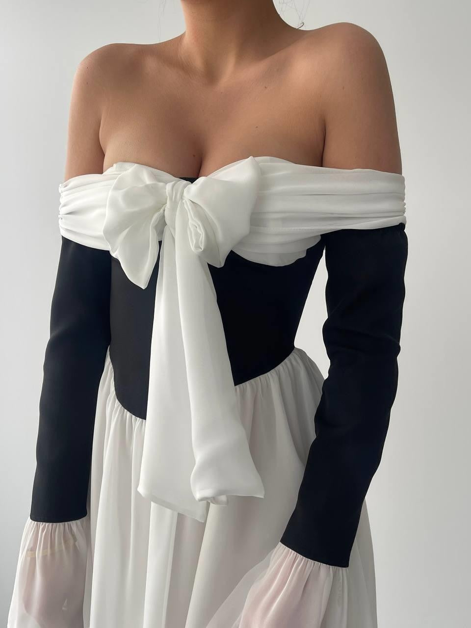 Trägerloses Kleid mit Smith-Schleife 