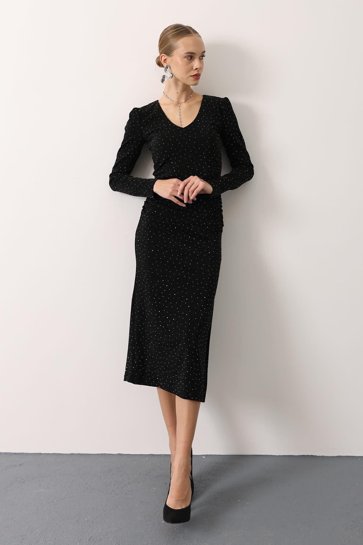 TAŞLI BÜZGÜLÜ UZUNKOL ELBİSE - Siyah