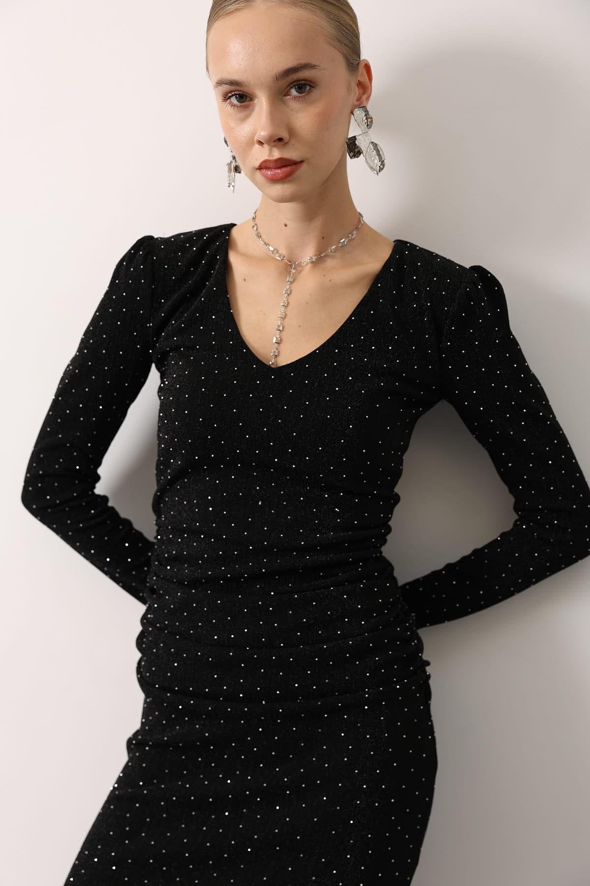 TAŞLI BÜZGÜLÜ UZUNKOL ELBİSE - Siyah