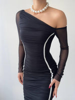 Violettes Kleid mit Schulterdetail 