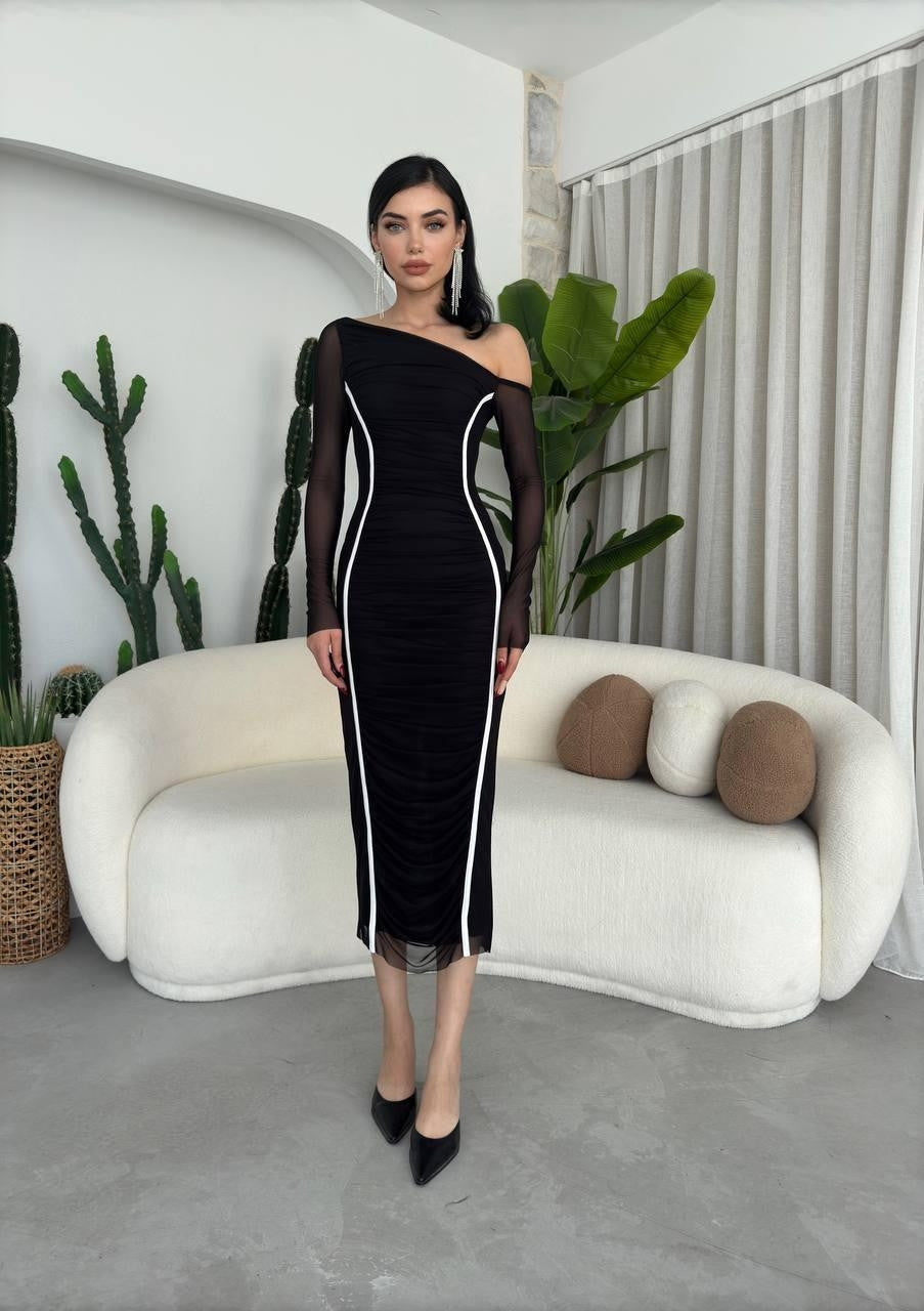 Violettes Kleid mit Schulterdetail 