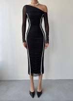 Violettes Kleid mit Schulterdetail 