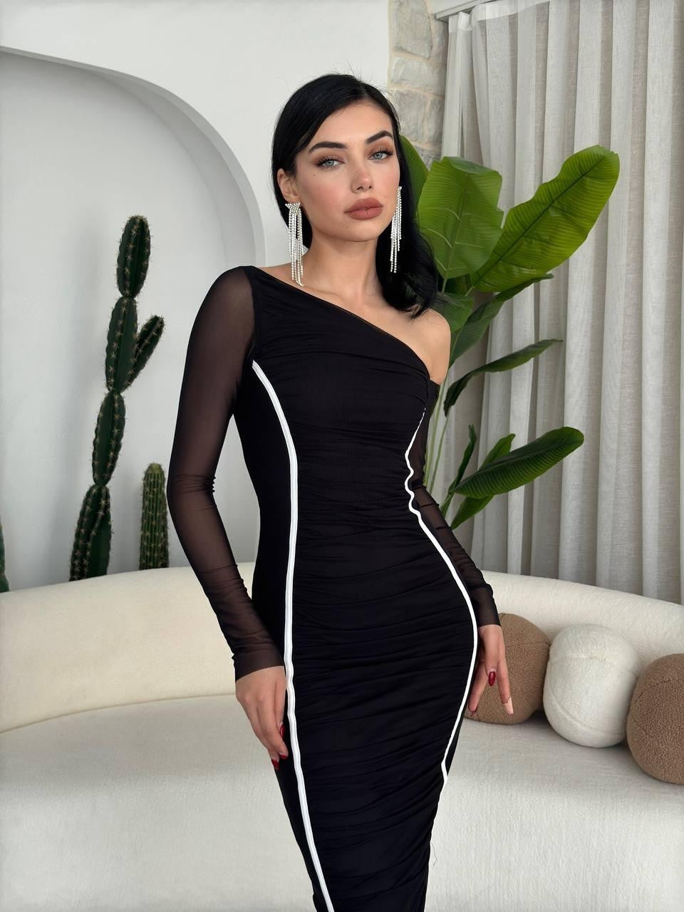 Violettes Kleid mit Schulterdetail 