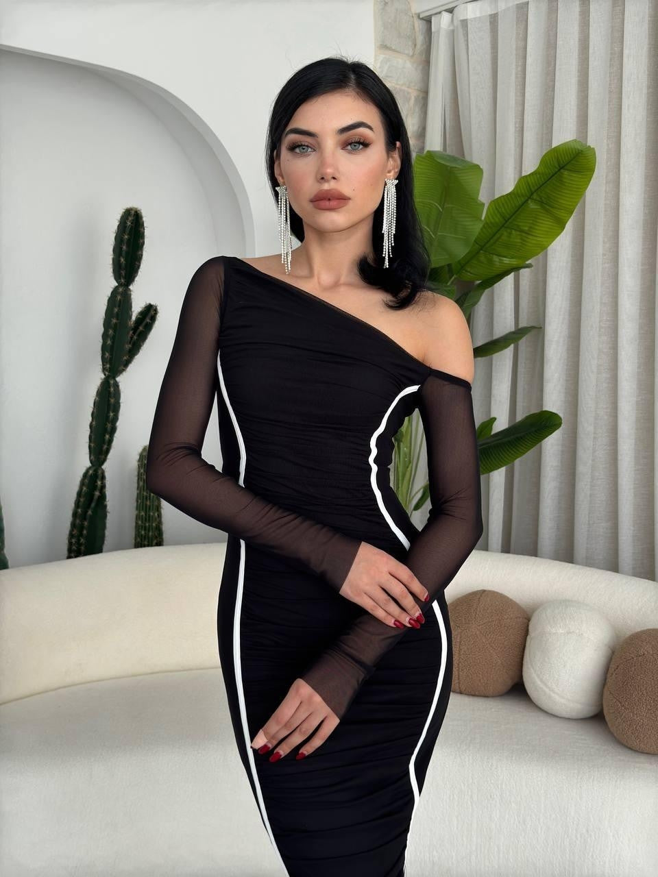 Violettes Kleid mit Schulterdetail 